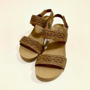 CLARKS Alto Anthem Wedge Heel Sandals Tan Leather Hook and Loop Womens Size 6.5